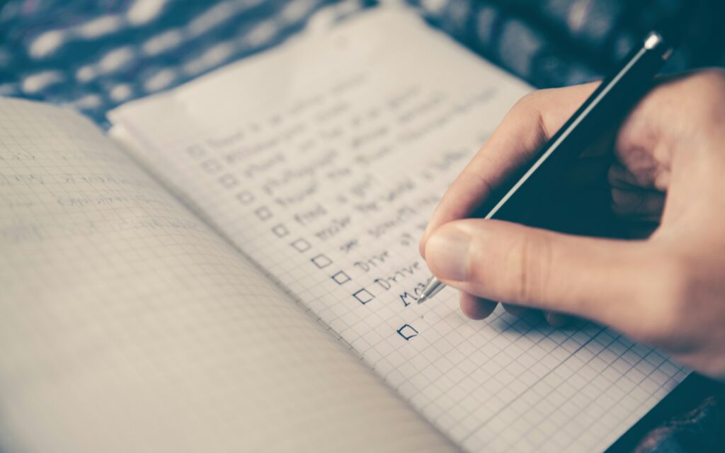 Person macht handschriftliche Notizen zum Arbeitszeugnis