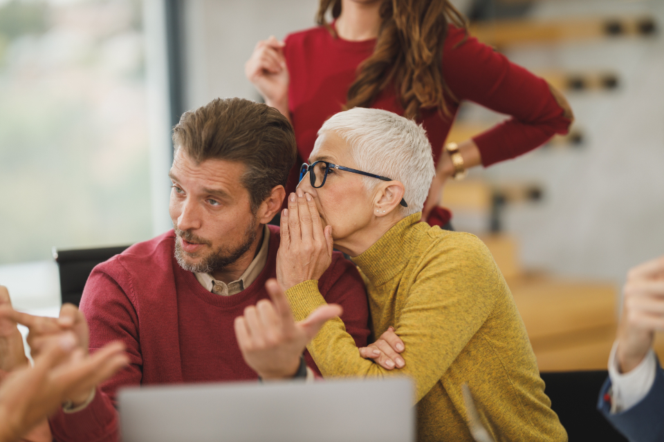 Kollegen im vertraulichen Austausch während eines Meetings zum Thema B2B-Branding