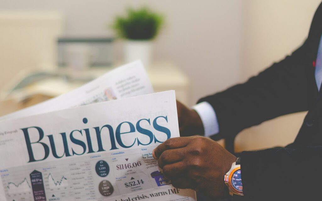 Zeitung mit der Überschrift Business beim Handschlag – B2B-Branding und Vertrauen