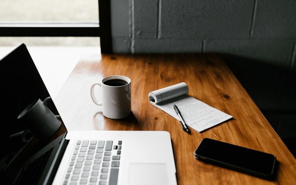 Arbeitsplatz mit Laptop und Kaffeetasse – Datenschutz im Homeoffice