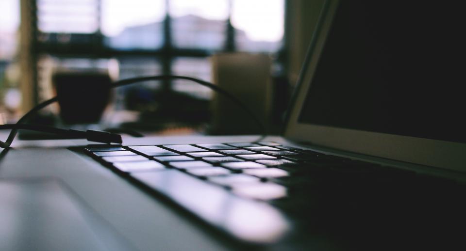 Laptop auf einem Schreibtisch im Homeoffice zum Thema Datenschutz im Homeoffice