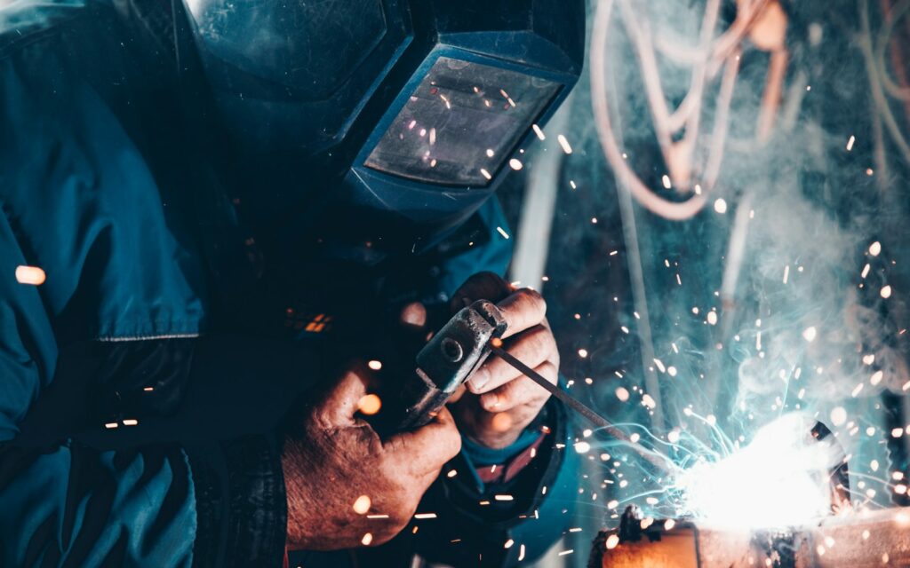Funken beim Schweißen in einer Werkstatt – Digitalisierung im Handwerk