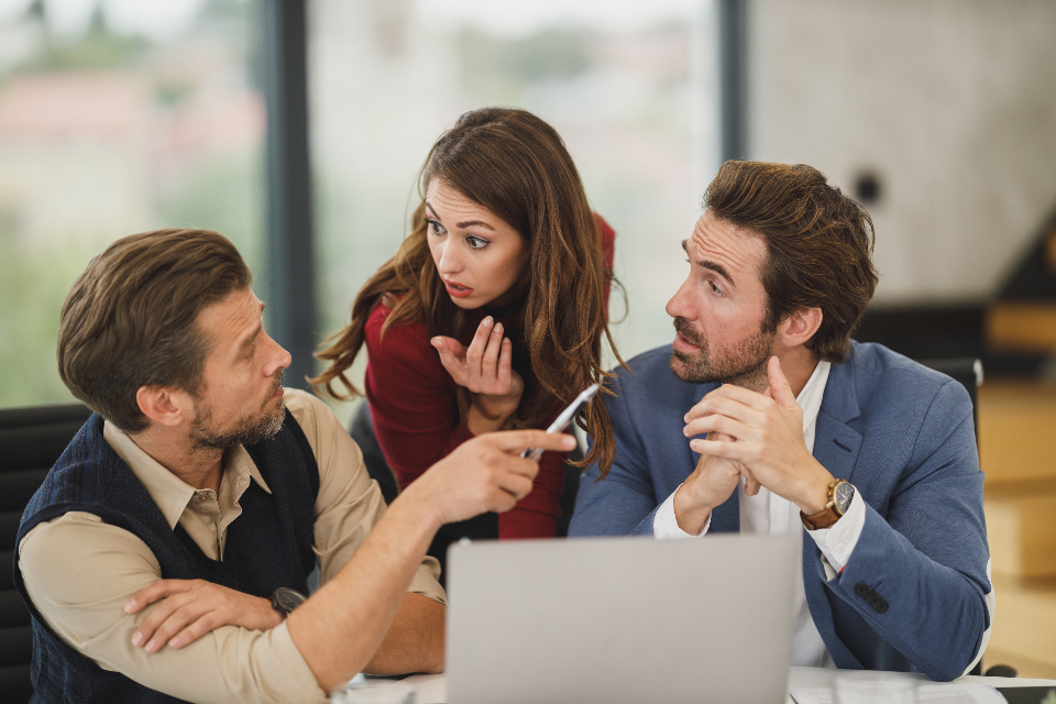 Drei Kollegen diskutieren gemeinsam am Laptop zum Thema Employer Branding