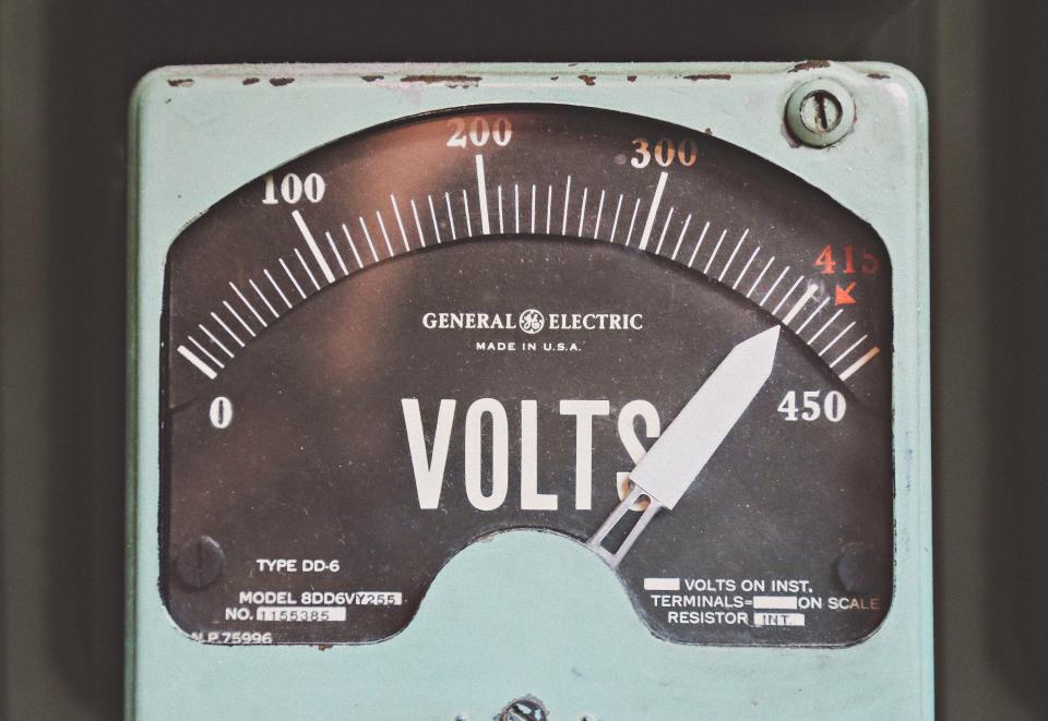 Analoges Voltmeter als Symbol für Energiekosten zum Thema Energiepreise