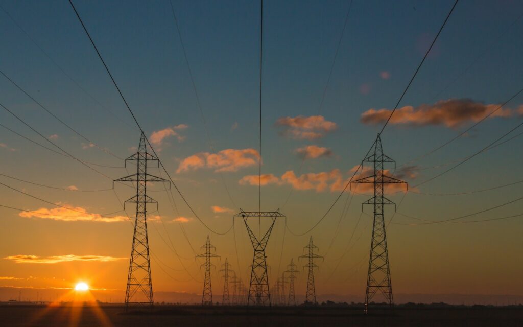 Strommasten im Sonnenuntergang – Energiepreise und ihre Bedeutung für die Industrie