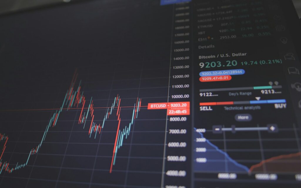 Börsenkurse auf mehreren Monitoren – ETF-Sparplan für Unternehmer