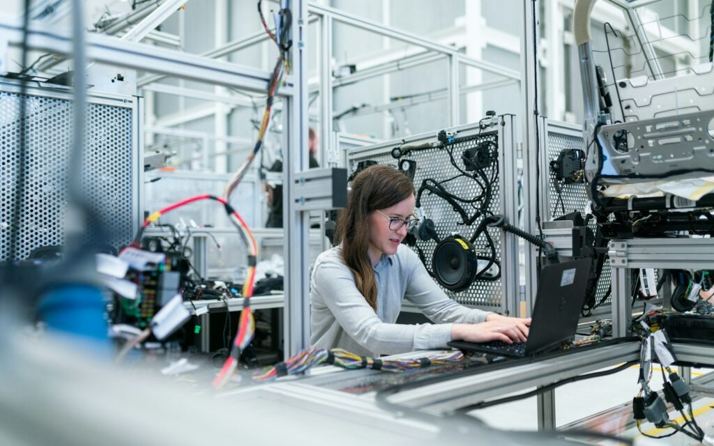 Fachkräfte in einer modernen Produktionshalle – Fachkräftemangel in der Industrie