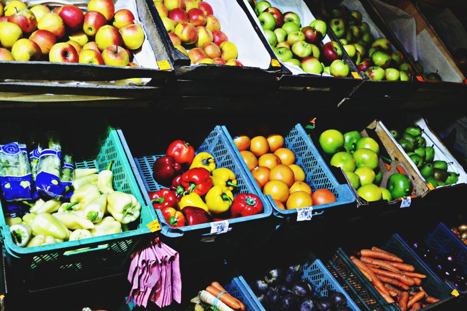 Obst und Gemüse in Kisten auf einem Markt zum Thema Inflation