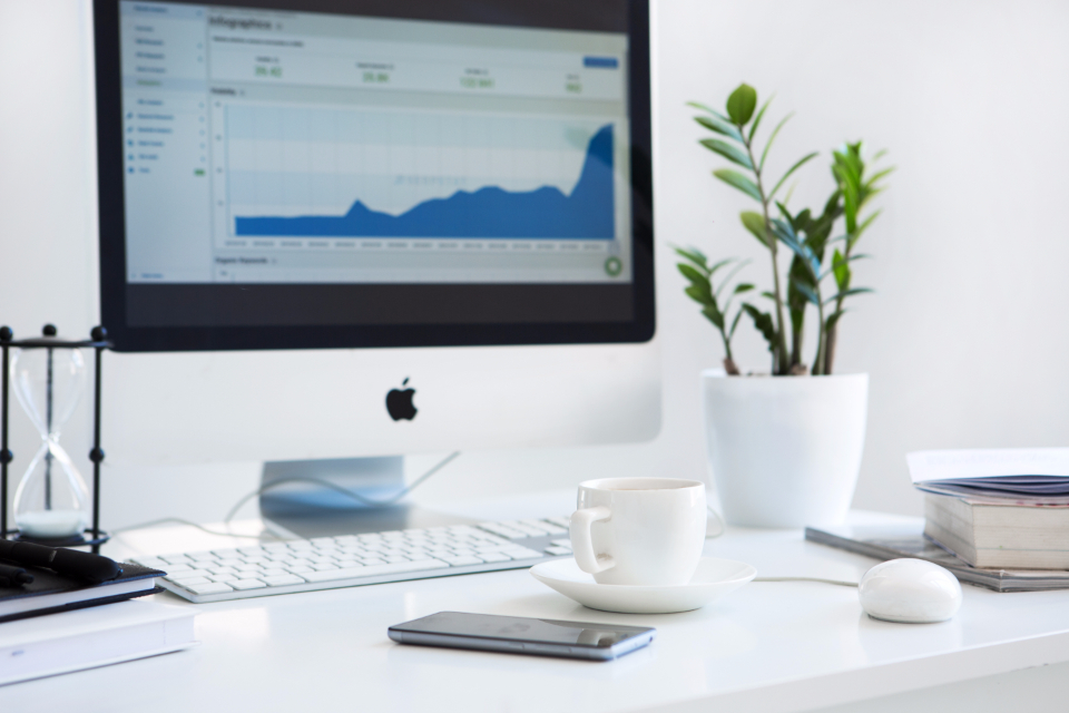 Bildschirm mit SEO-Analyse und Besucherkurve zum Thema SEO-Strategie