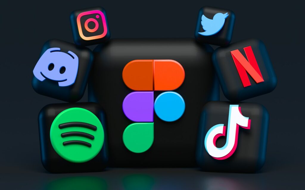 App-Symbole sozialer Netzwerke auf einem Smartphone – Social Commerce