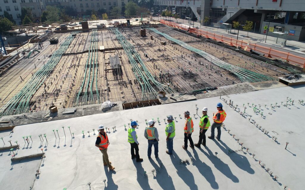 Bauarbeiter auf einer Großbaustelle – Standortwahl für neue Investitionen