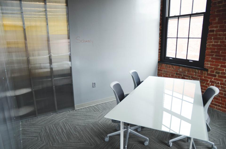Leerer moderner Besprechungsraum in einem Start-up-Büro zum Thema Start-up-Kooperation