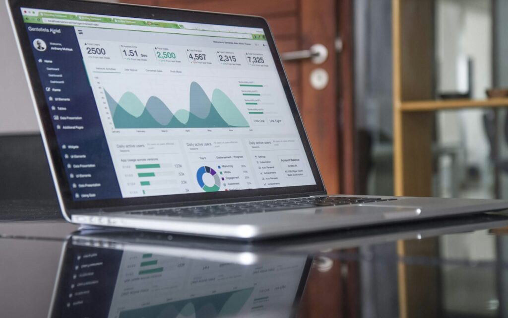 Laptop mit Analyse-Dashboard – SEO-Strategie für KI-Antworten