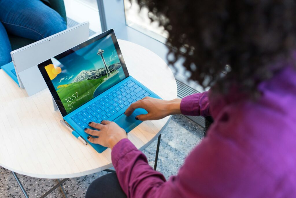 Frau am Laptop formuliert eine Abmahnung für einen Arbeitnehmer