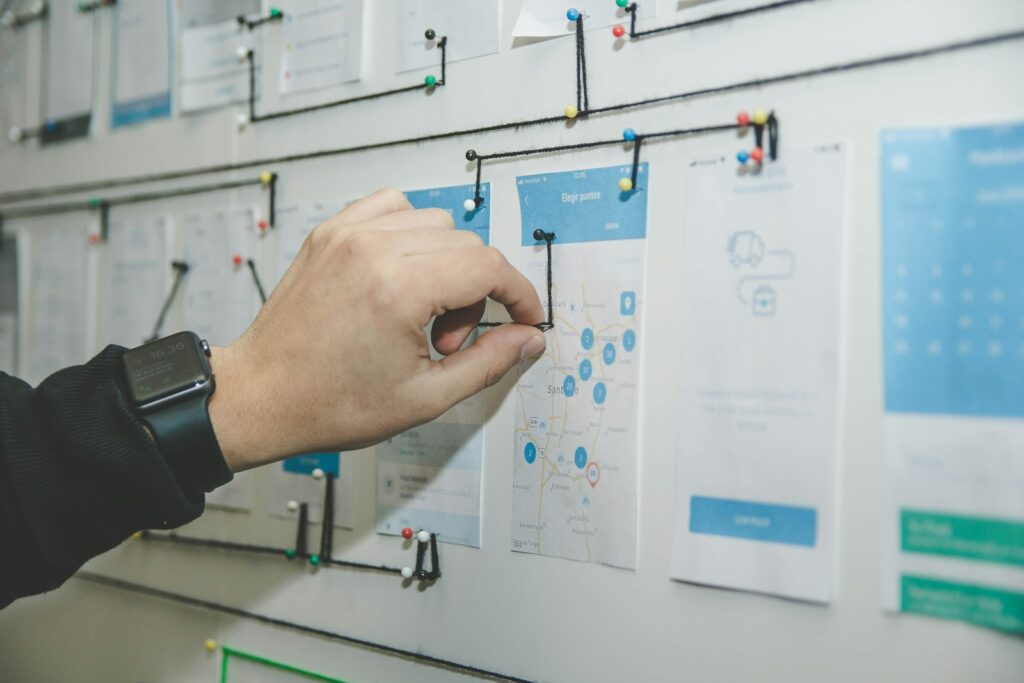 Notizzettel an einer Wand beim Workshop zum Alleinstellungsmerkmal