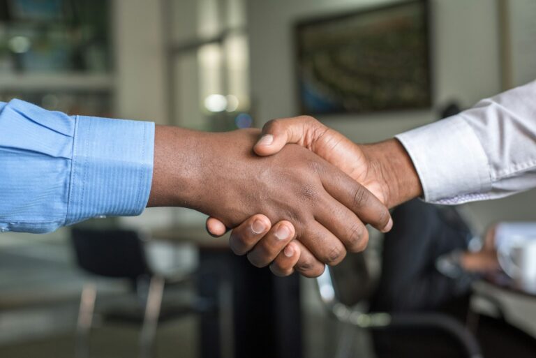 Handschlag zwischen Geschäftspartnern als Symbol für eine neue Finanzierung nach Kredit abgelehnt
