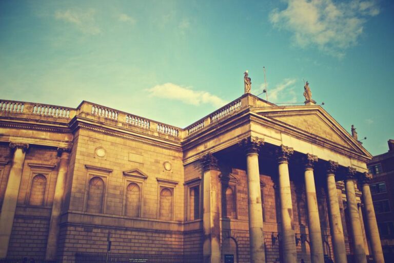 Historisches Bankgebäude mit Säulen zum Thema Bankrating