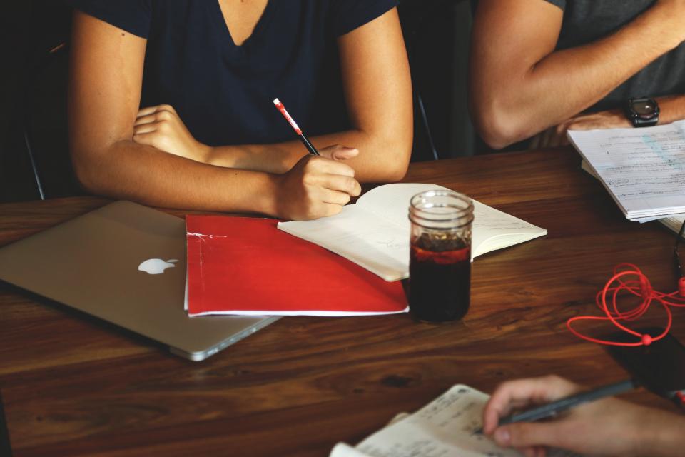 Unterlagen und Notizen auf einem Besprechungstisch zum Thema Bankrating