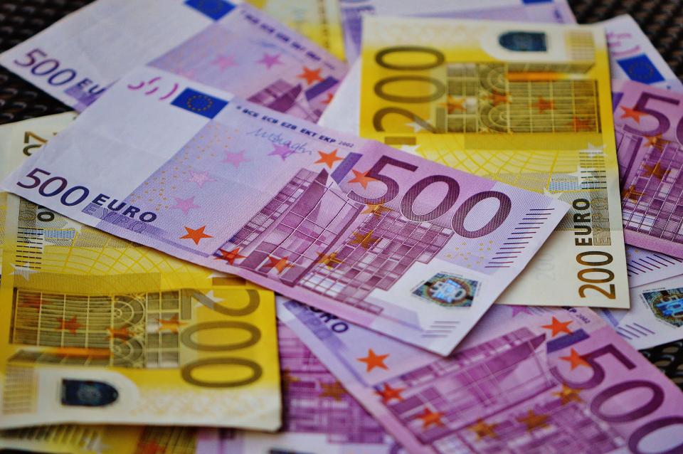 Gestapelte 200- und 500-Euro-Scheine zum Thema Bargeldobergrenze