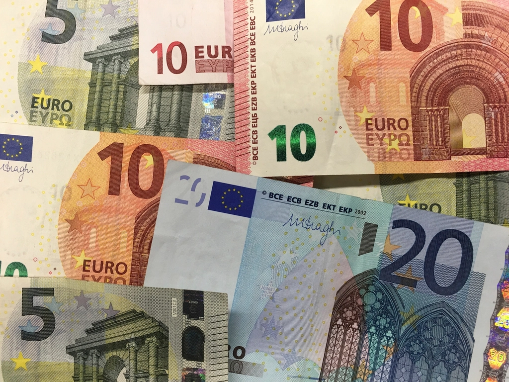 Euro-Banknoten in verschiedenen Werten zum Thema Bargeldobergrenze