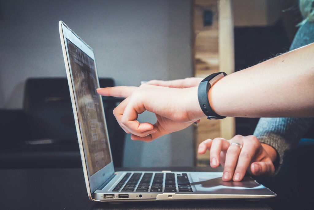 Person bedient Laptop als Symbol für barrierefreie Websites nach dem BFSG