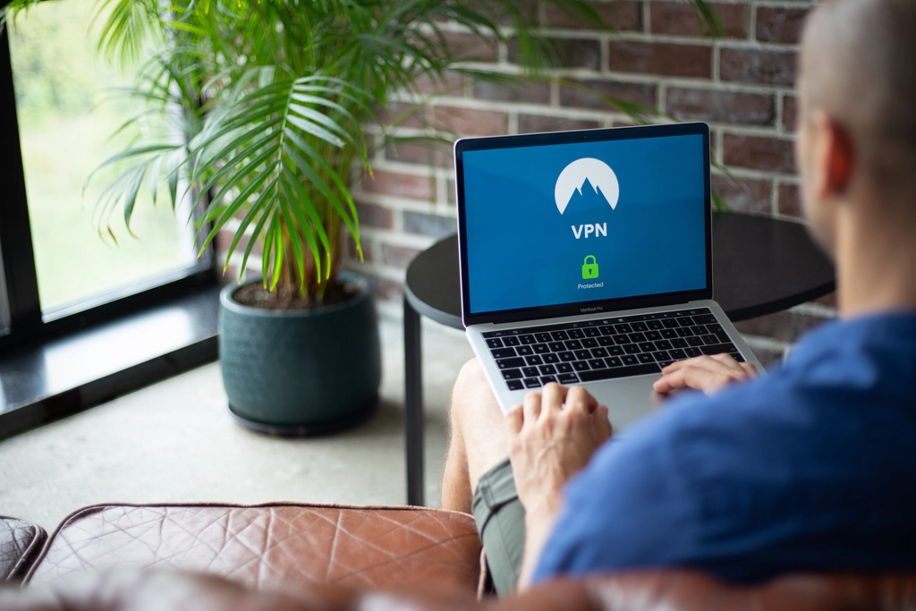 Mann arbeitet am Laptop im Büro zum Thema Cookie-Banner