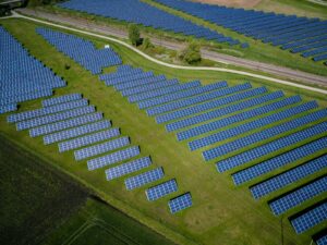 Solarpark in weiter Landschaft als Symbol für die CSRD Nachhaltigkeitsberichterstattung