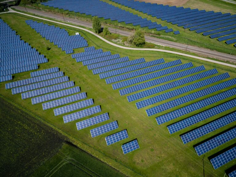 Solarpark in weiter Landschaft als Symbol für die CSRD Nachhaltigkeitsberichterstattung