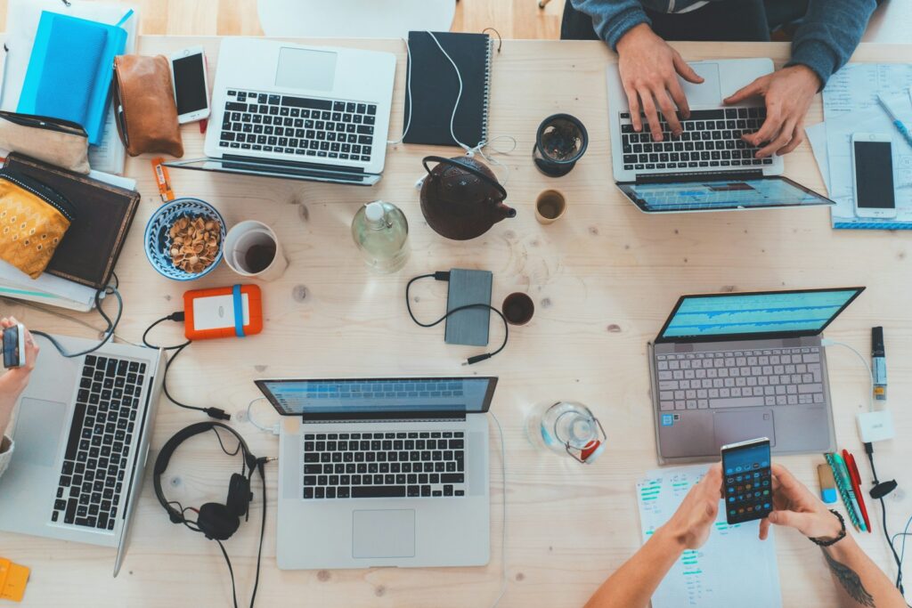 Team an Laptops plant die Customer Journey B2B für Geschäftskunden