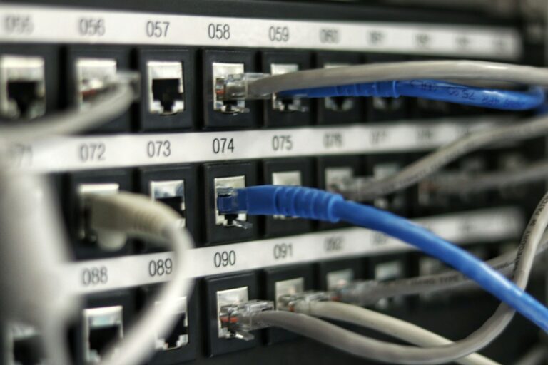Netzwerkkabel im Serverraum als Symbol für einen Cyberangriff im Mittelstand