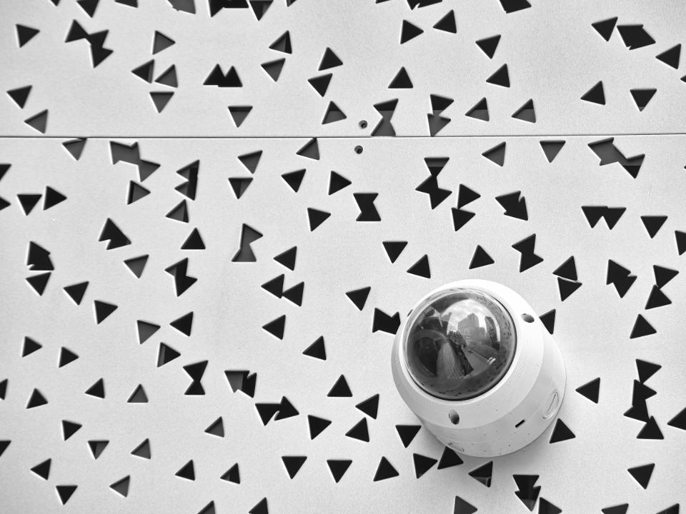 Überwachungskamera an einer Wand zum Thema Cyberangriff