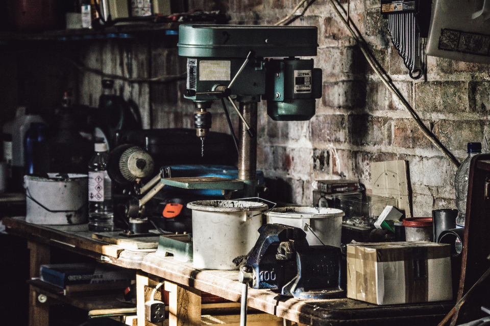 Werkstatt mit Bohrmaschine und Maschinen zum Thema degressive Abschreibung