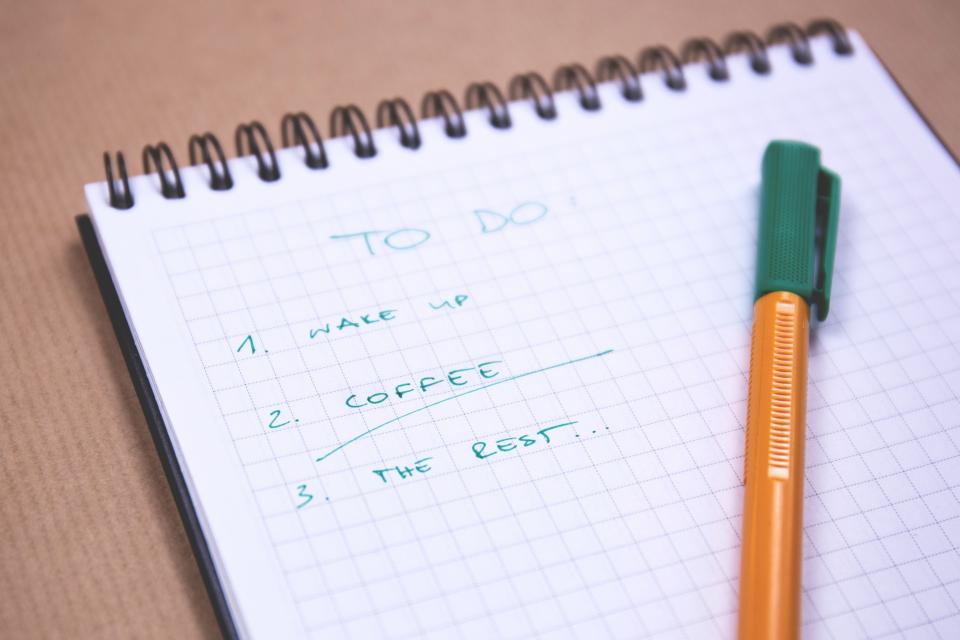 To-do-Liste auf einem Notizblock mit Stift