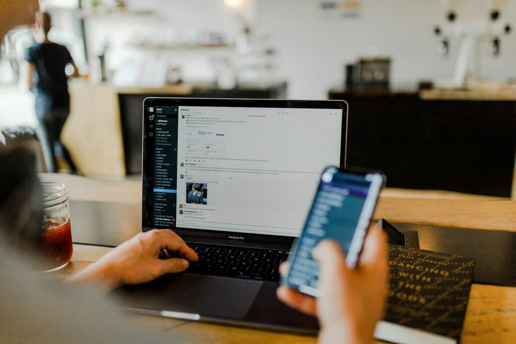 Laptop und Smartphone auf dem Schreibtisch zum Thema Öffnungsrate von E-Mails