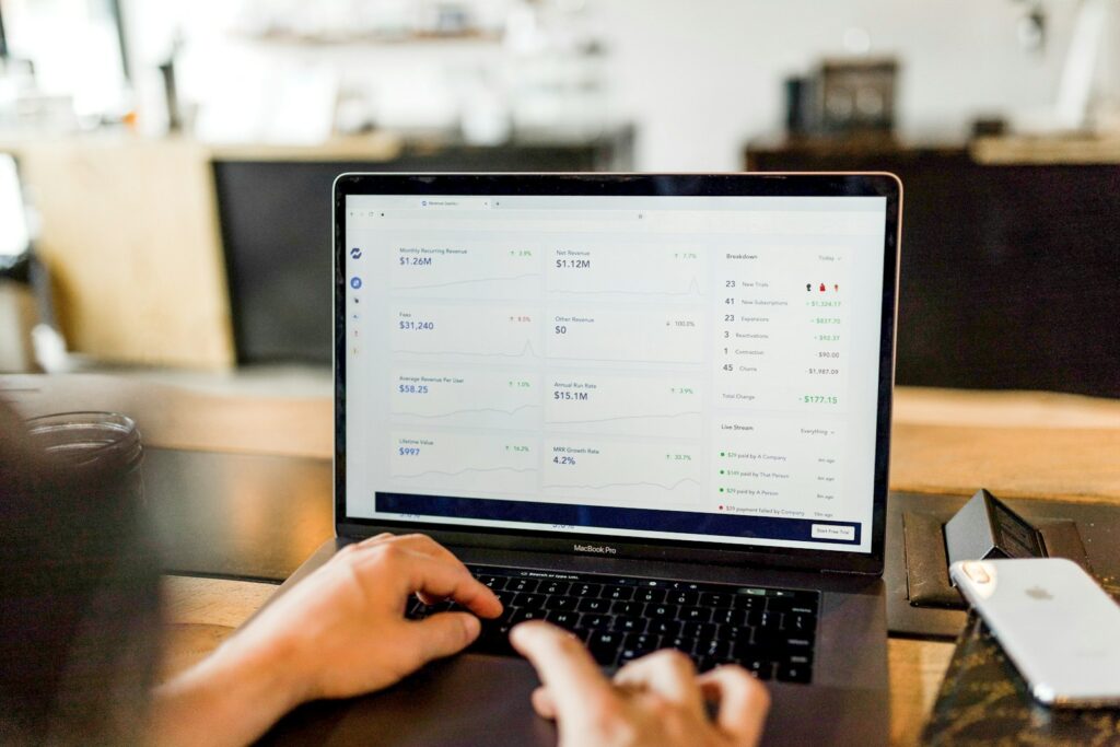Laptop auf einem Schreibtisch als Symbol für E-Rechnung empfangen im Kleinunternehmen
