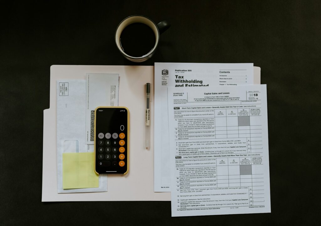 Taschenrechner und Rechnungsunterlagen als Symbol für die E-Rechnungspflicht 2027