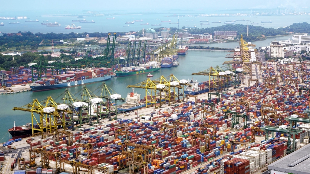 Containerhafen aus der Vogelperspektive zum Thema Expansion ins Ausland