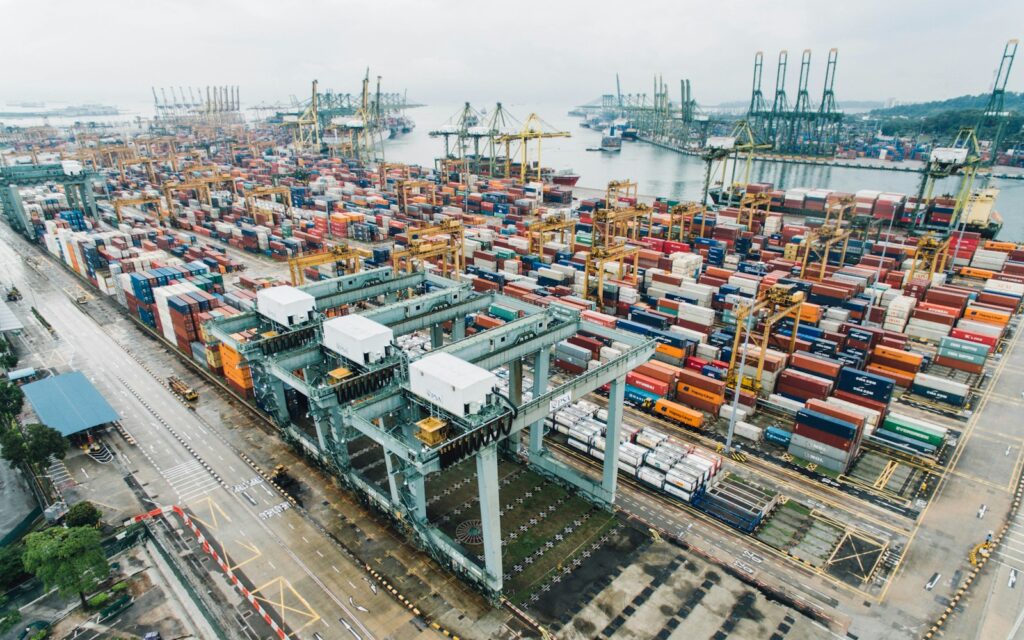 Containerterminal in einem Hafen – Exportwirtschaft unter Druck durch neue Zölle