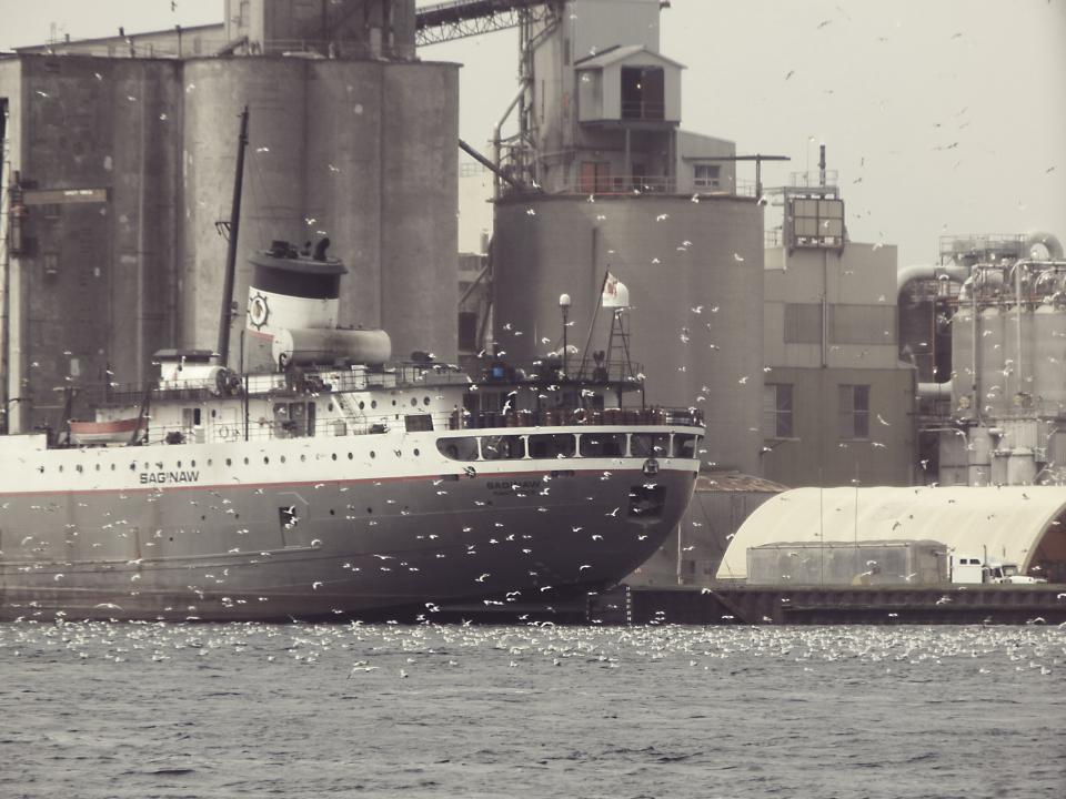 Frachtschiff liegt im Industriehafen zum Thema Exportwirtschaft