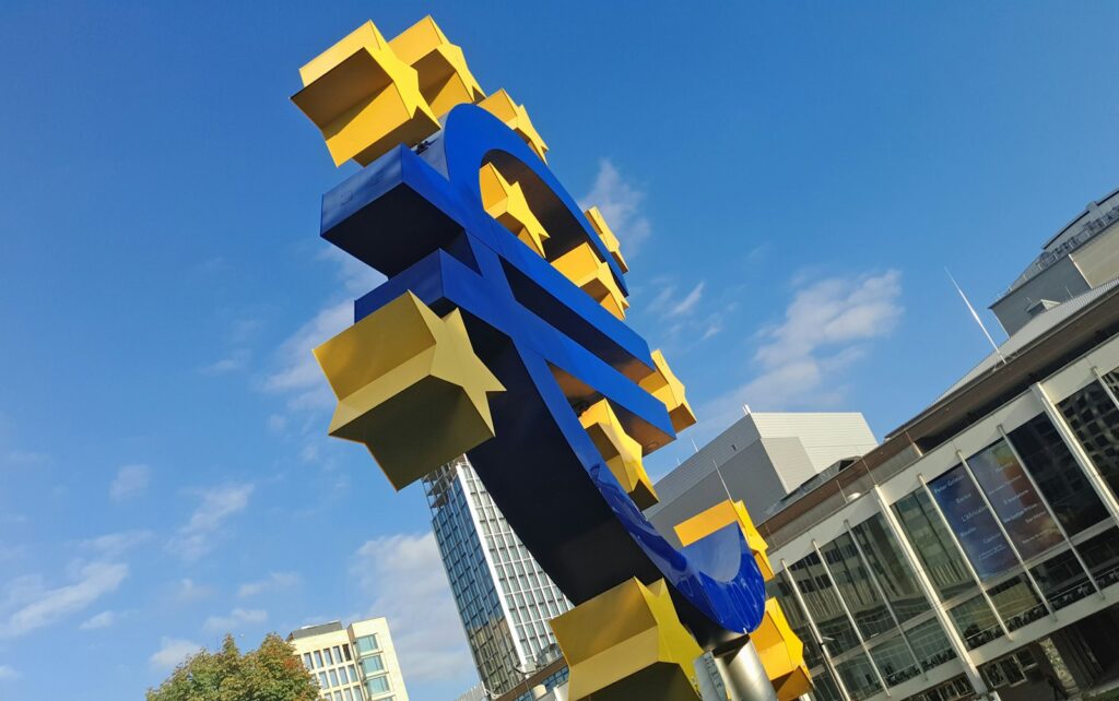 Euro-Skulptur in Frankfurt als Symbol für den EZB Leitzins und Firmenkredite