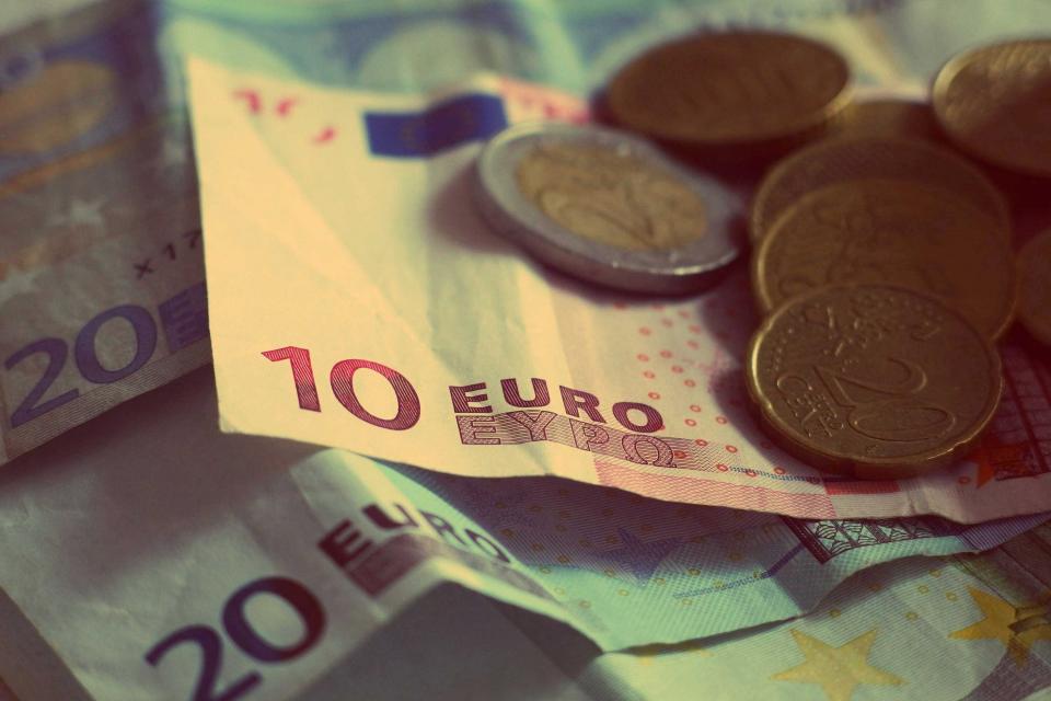Euro-Scheine und Euro-Münzen zum Thema EZB Leitzins