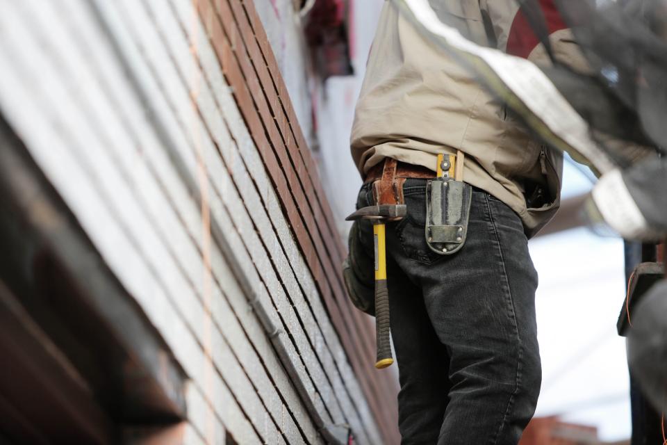 Handwerker mit Werkzeuggürtel bei der Arbeit