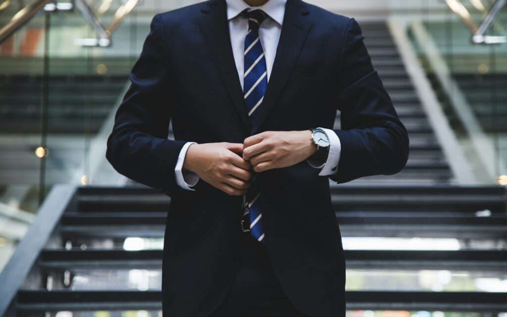 Führungskraft im Anzug als Sinnbild für gelungenes Change Management in der Transformation