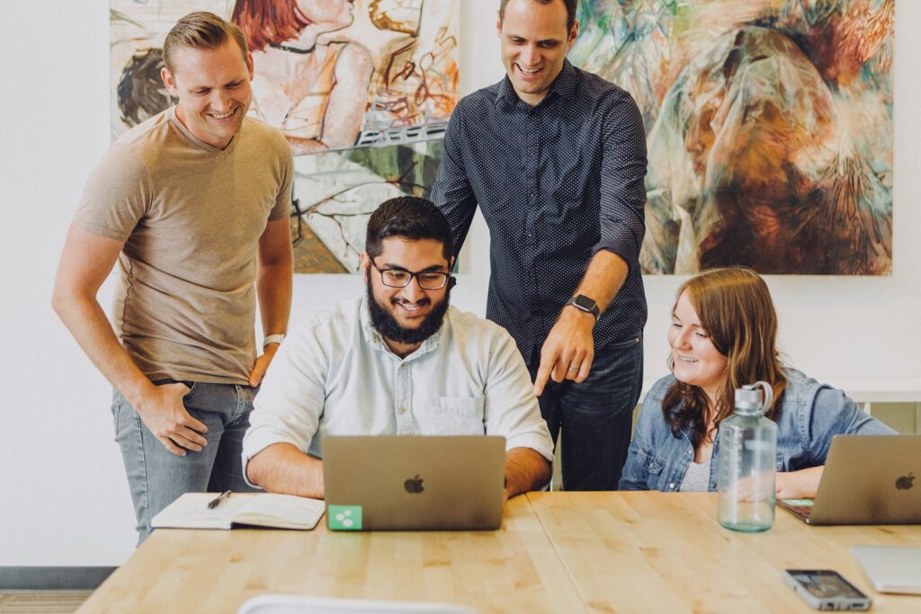 Junges Team bespricht Ideen am Laptop als Symbol dafür, die Generation Z führen zu lernen