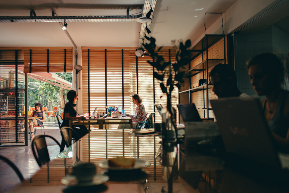 Junge Menschen arbeiten in einem Coworking-Café