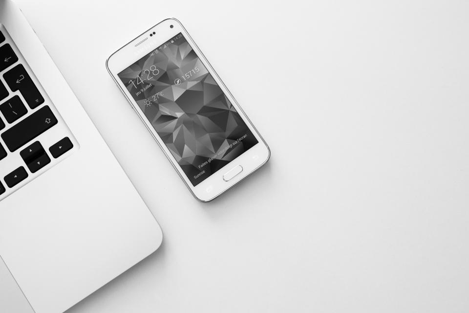 Smartphone neben einem Laptop