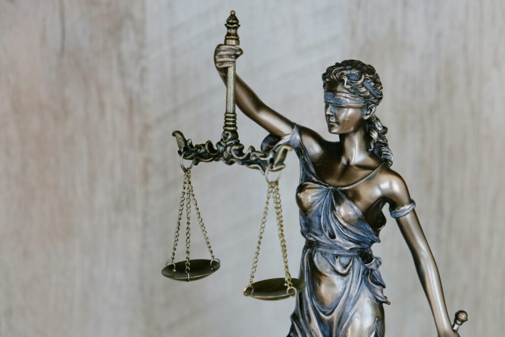 Justitia-Statue mit Waage als Symbol für die Rechtsformwahl GmbH oder UG