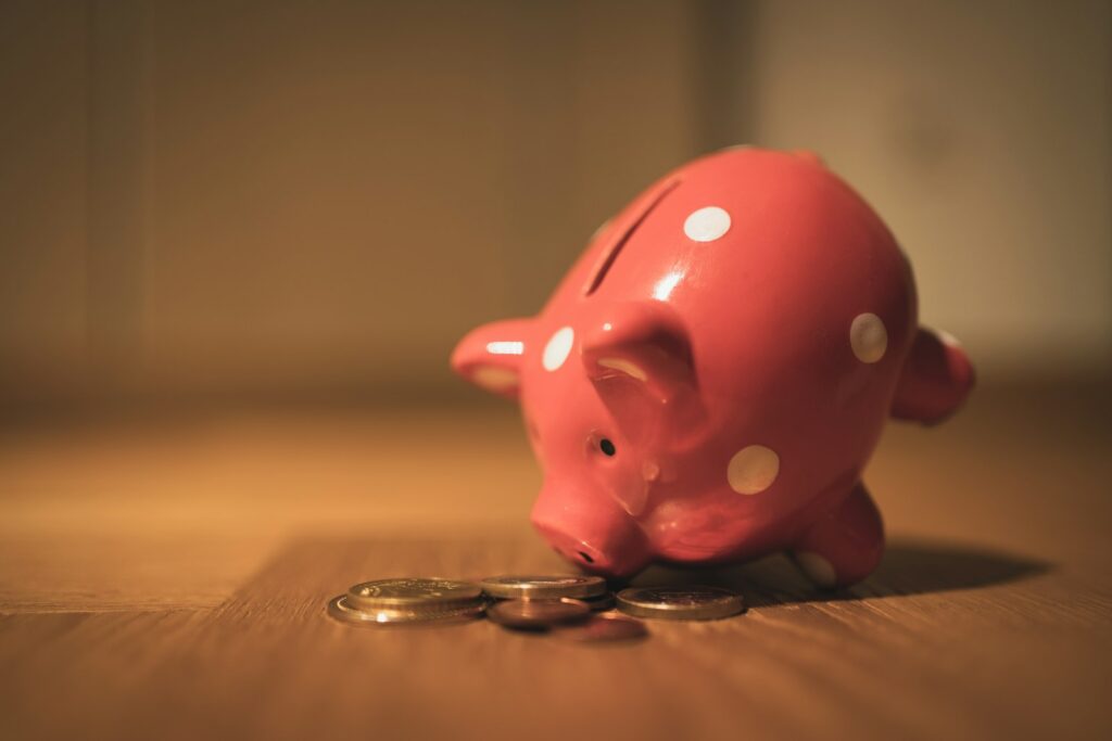 Sparschwein auf dem Tisch als Symbol für die goldene Bilanzregel und solide Finanzierung