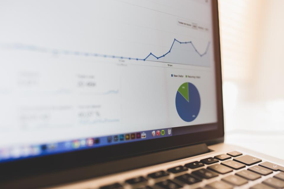 Laptop mit Website-Statistiken zum Thema AI Overviews