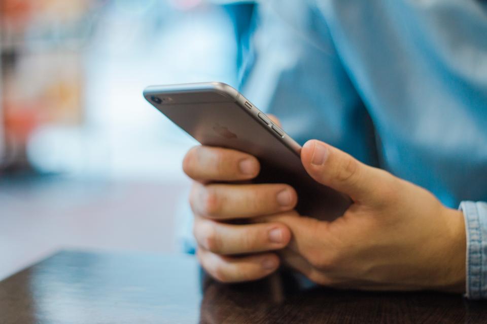 Hand hält ein Smartphone